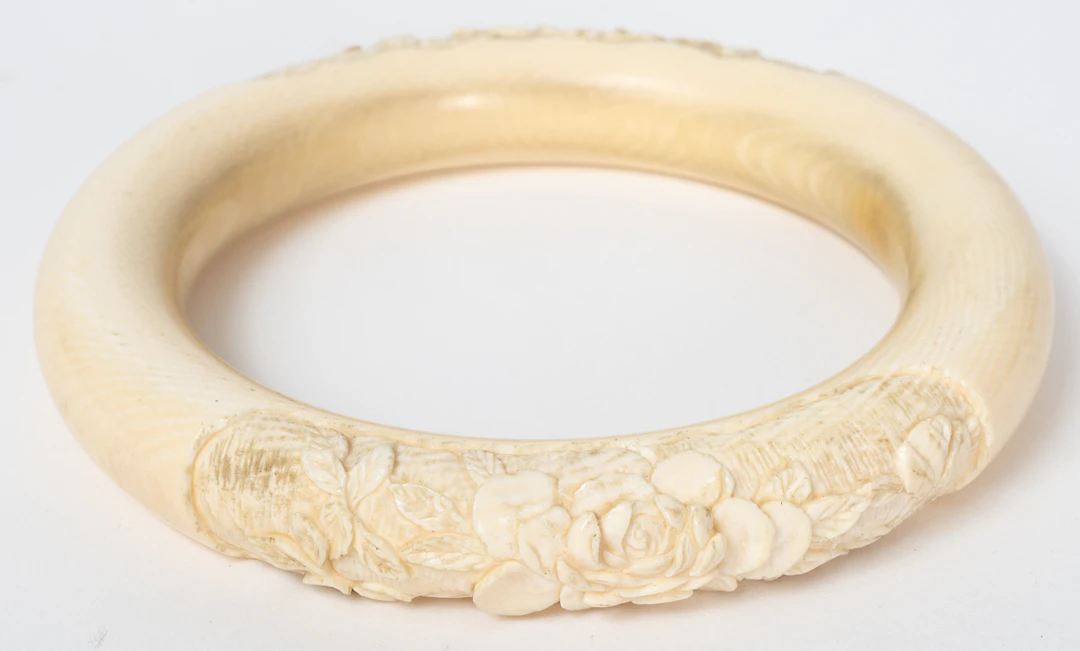 Lot 58: HAND-CARVED BRACELET WITH FLORAL DECOR