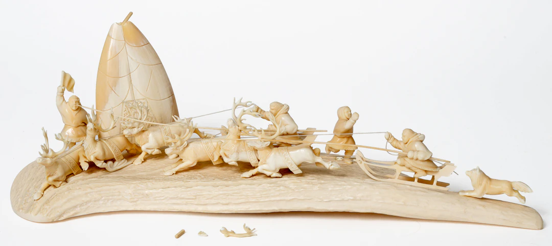Lot 449: (33) UNKNOWN CARVER