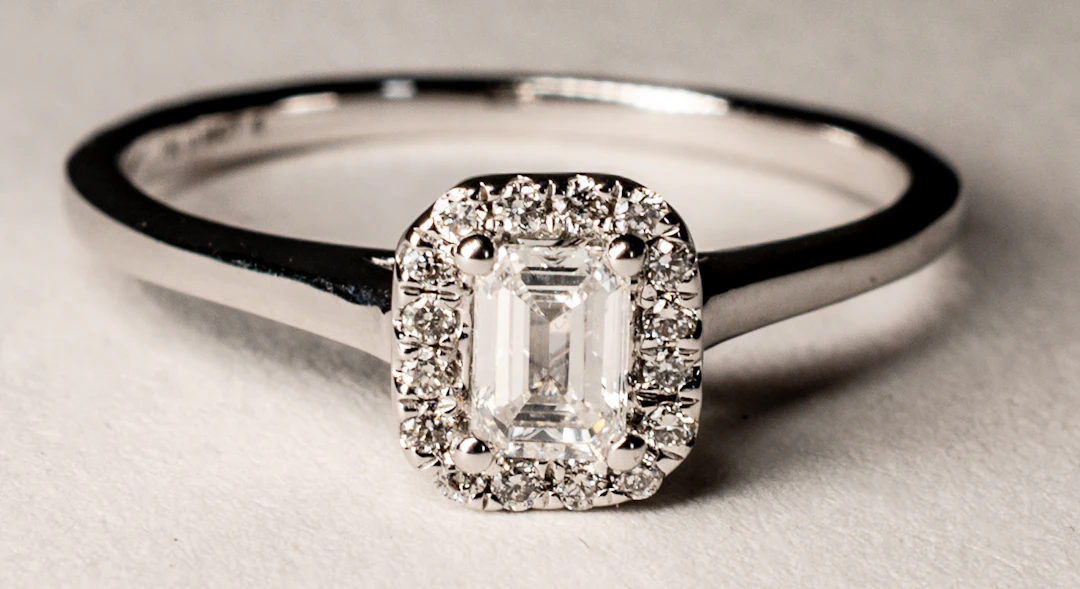 Lot 261: WHITE GOLD RING WITH BAGUETTE DIAMOND AND BRILLIANT-CUT DIAMONDS