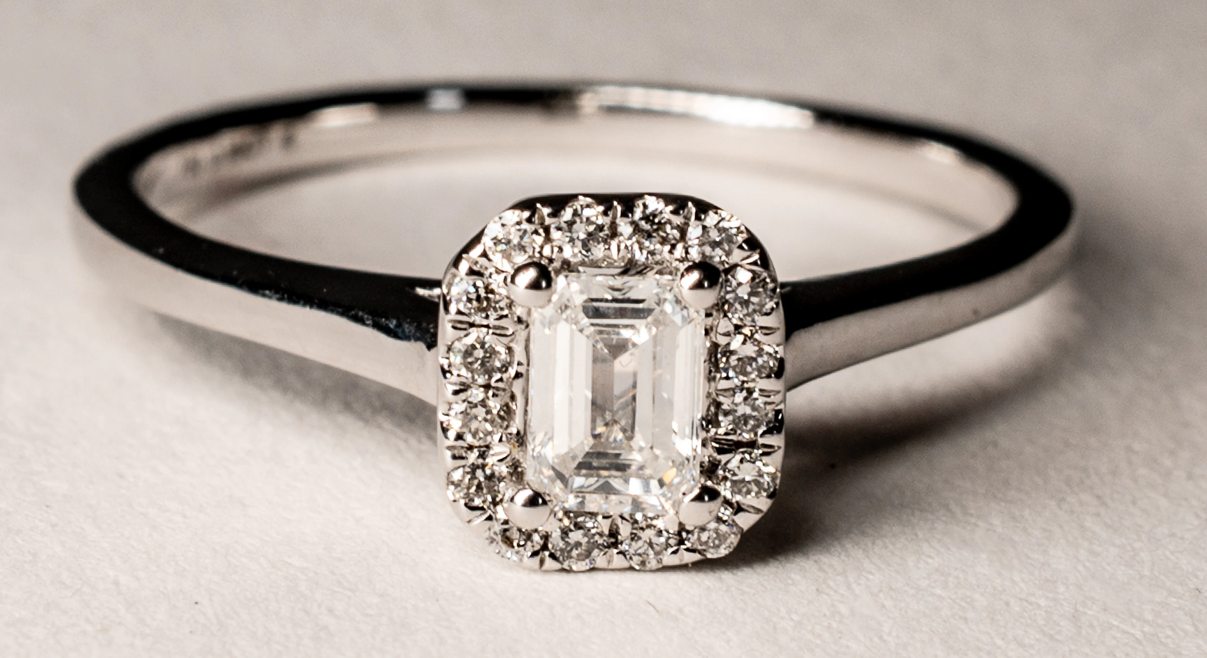 Lot 261: WHITE GOLD RING WITH BAGUETTE DIAMOND AND BRILLIANT-CUT DIAMONDS