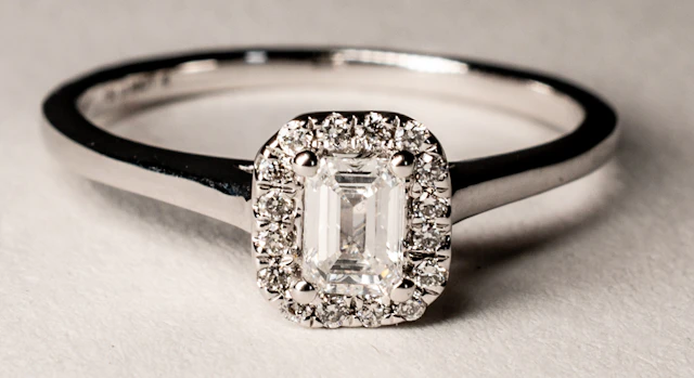 Lot 261: WHITE GOLD RING WITH BAGUETTE DIAMOND AND BRILLIANT-CUT DIAMONDS