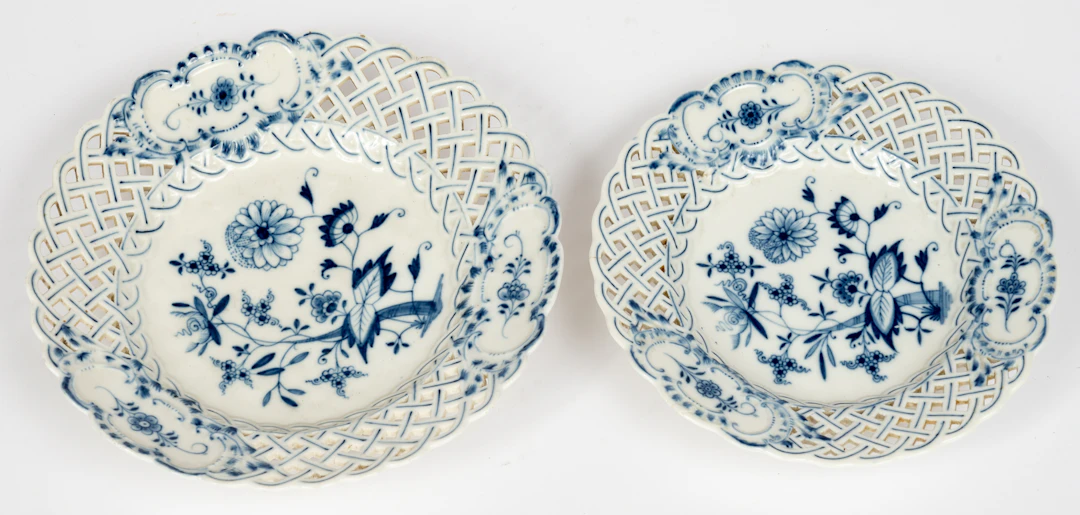Lot 199: (45) 2 MEISSEN OPEN WORKED PLATES WITH ONION PATTERN DECORATION