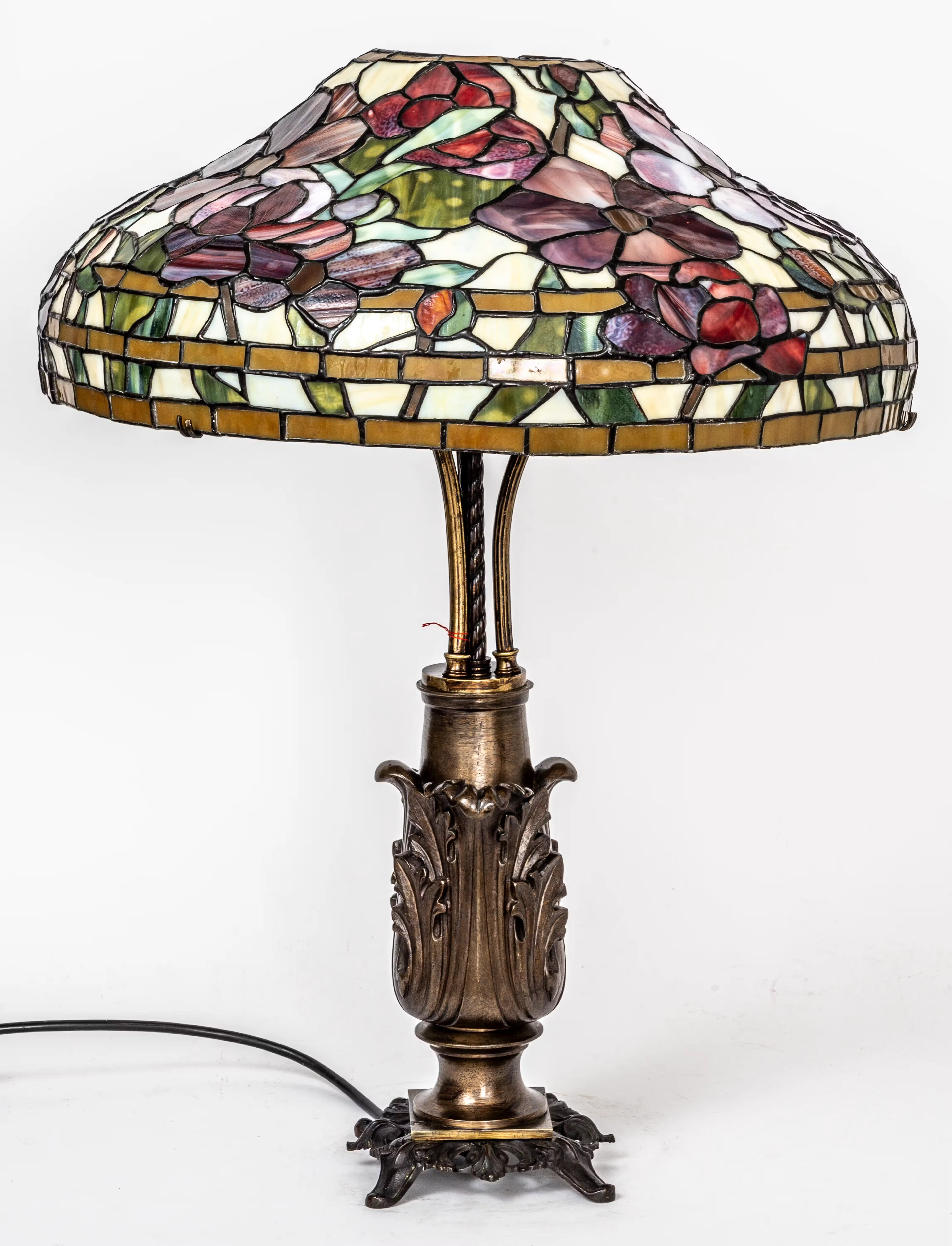 Lot 358: TIFFANY STYLE TABLE LAMP