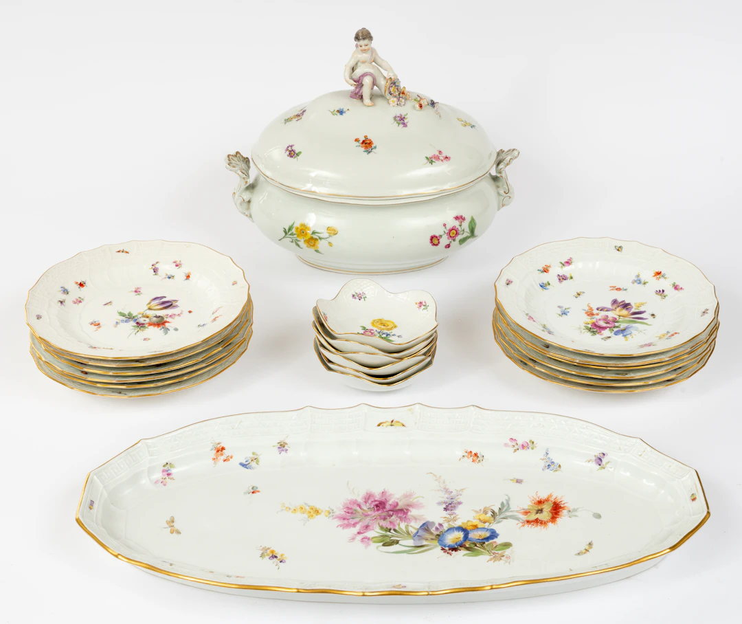 Lot 226: (76) MEISSEN PORCELAIN DINNER SERVICE 'STREUBLÜMCHEN'