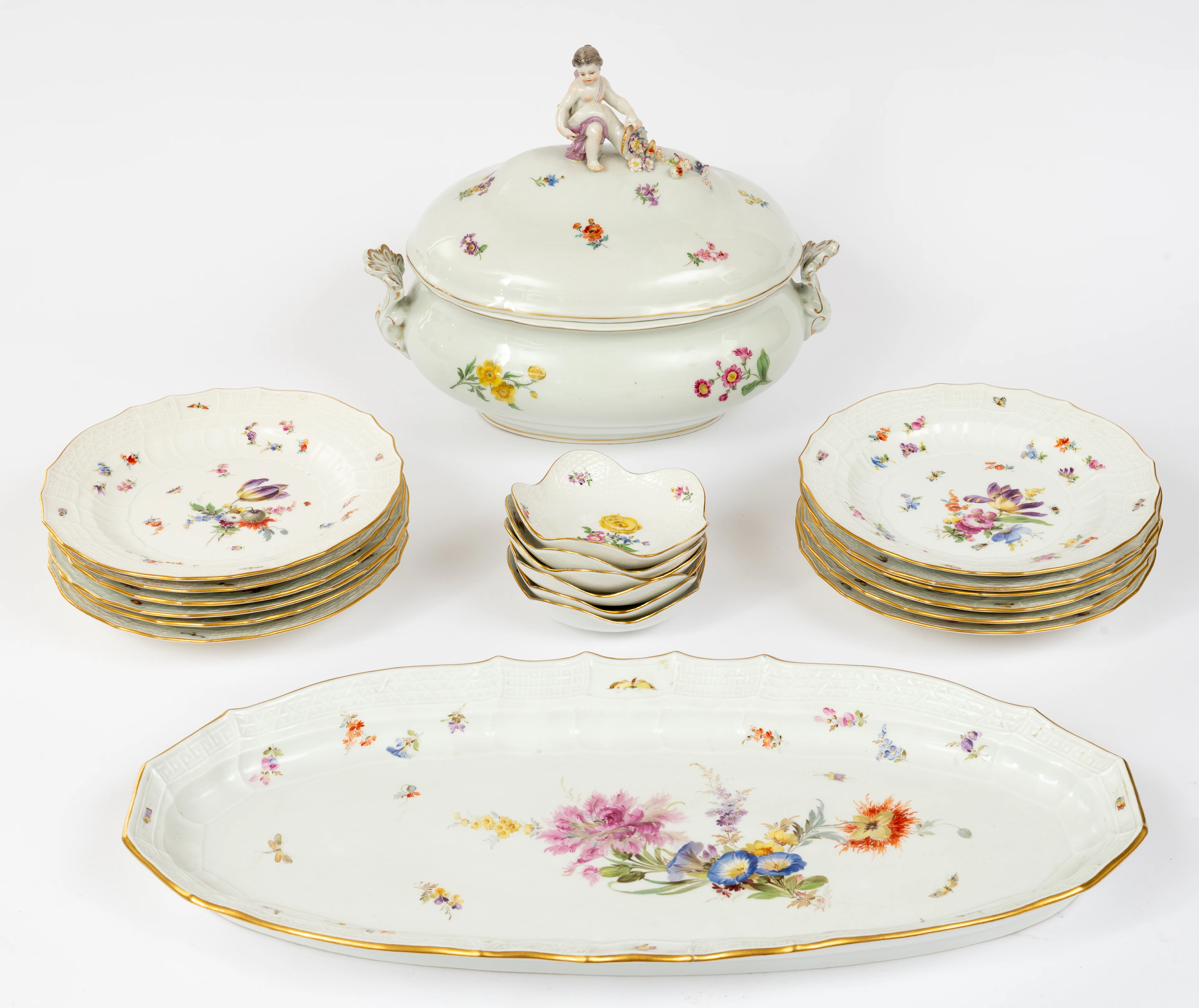 Lot 226: (76) MEISSEN PORCELAIN DINNER SERVICE 'STREUBLÜMCHEN'