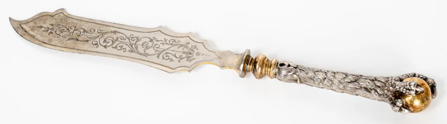 Lot 301: SILVER CARVING KNIFE SHOWING A GRIPPING CLAW WITH A GOLD-PLATED BALL