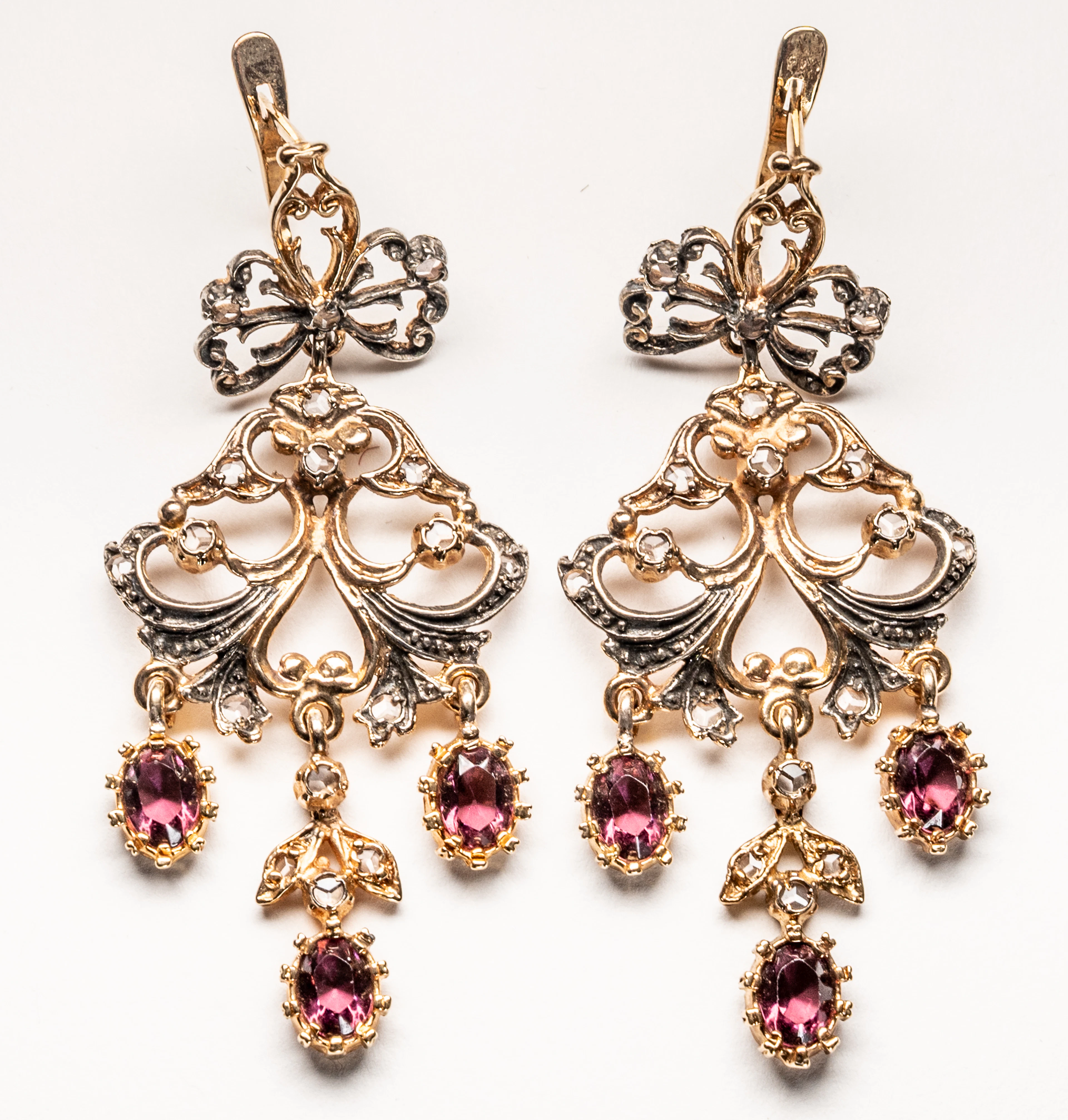 Lot 249: A PAIR OF DROP EARRINGS