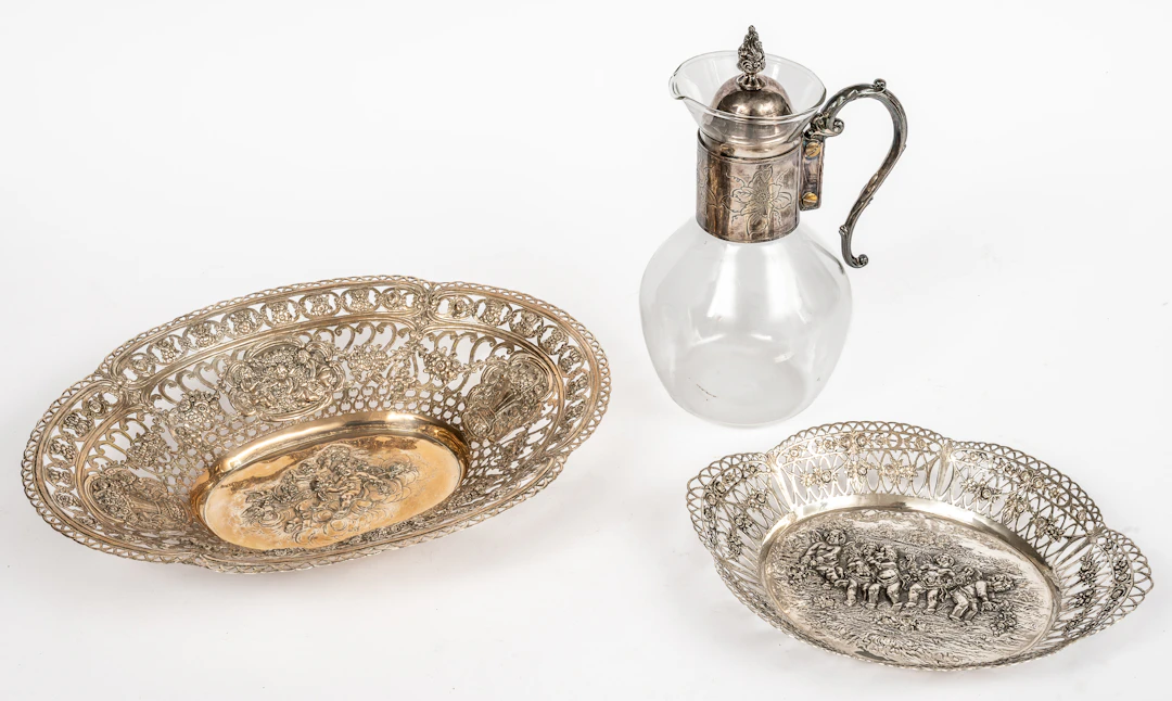 Lot 275: 2 SILVER BOWLS AND 1 GLASS CARAFE WITH SILVER-PLATED MOUNTING