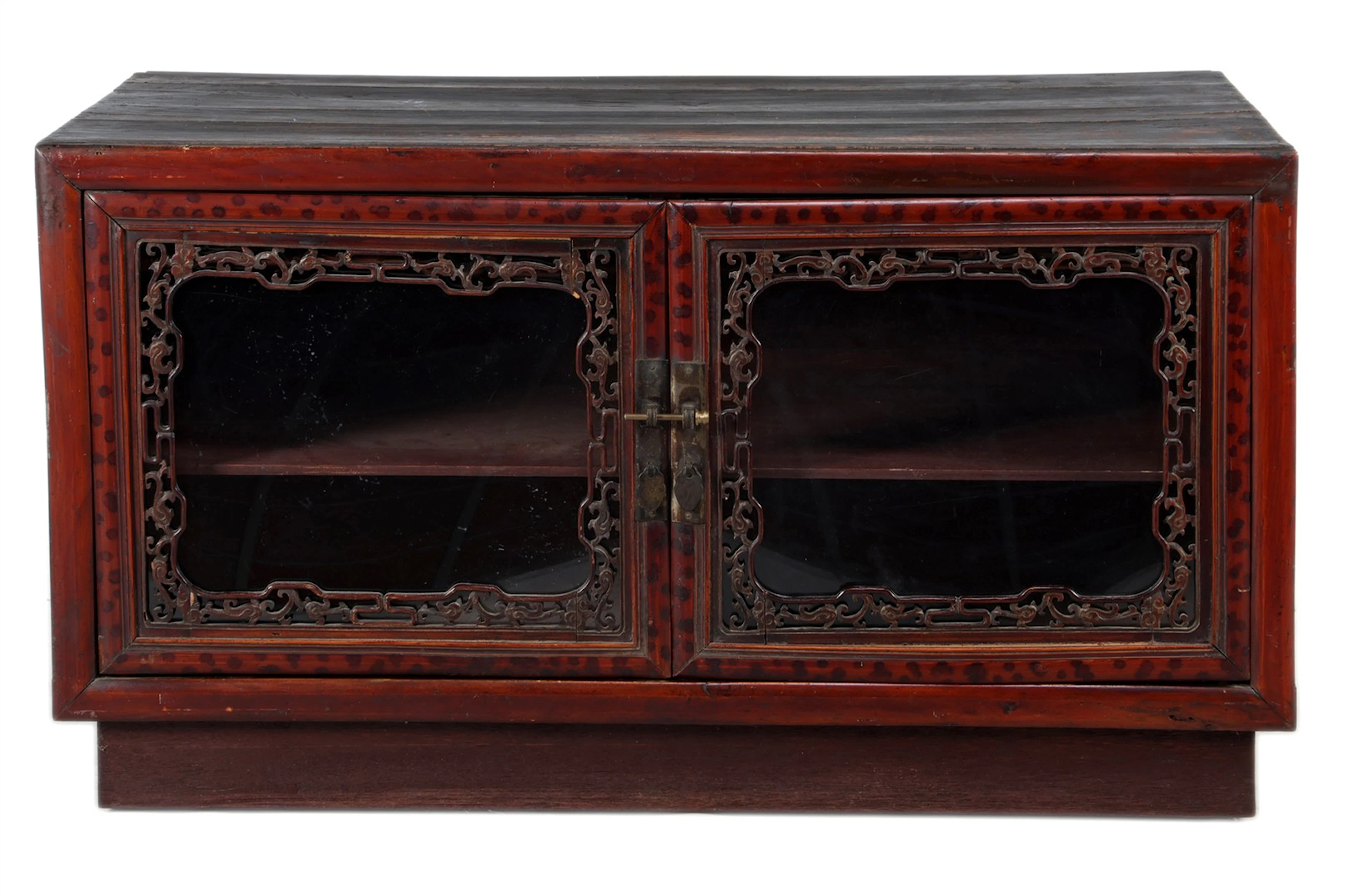 Oosterse kast met plexiglas in de deuren en fraai decor