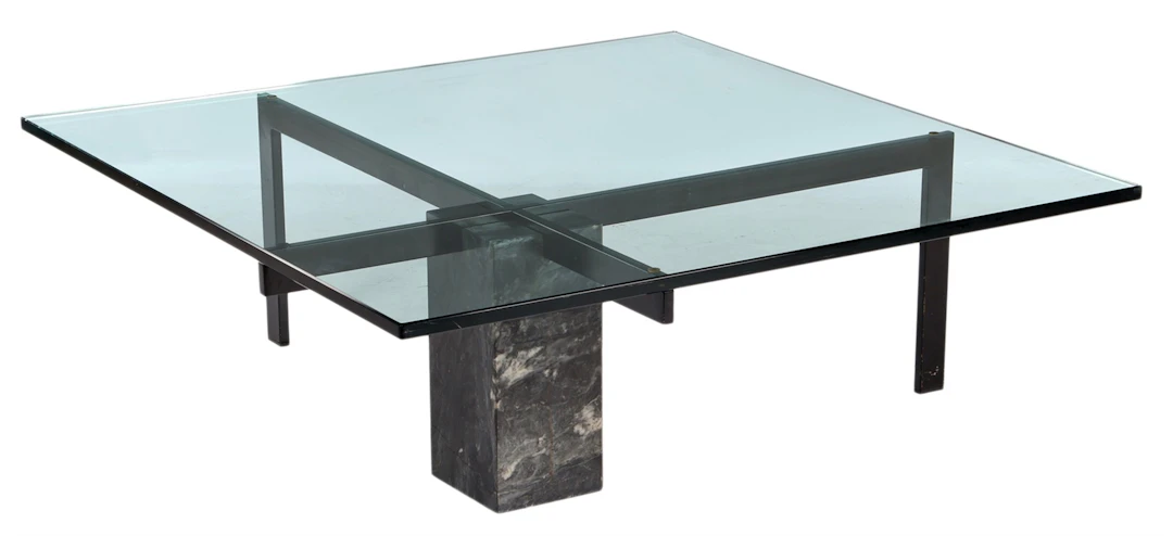 Postmoderne salontafel met glazen blad staand op gezwart...