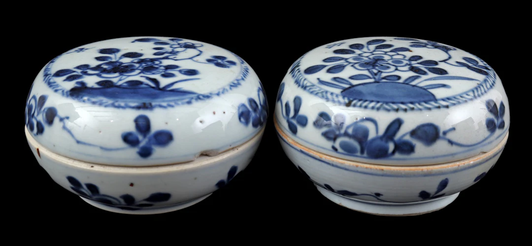 2 porseleinen 'seal paste' dekselbakken met blauw floraal decor