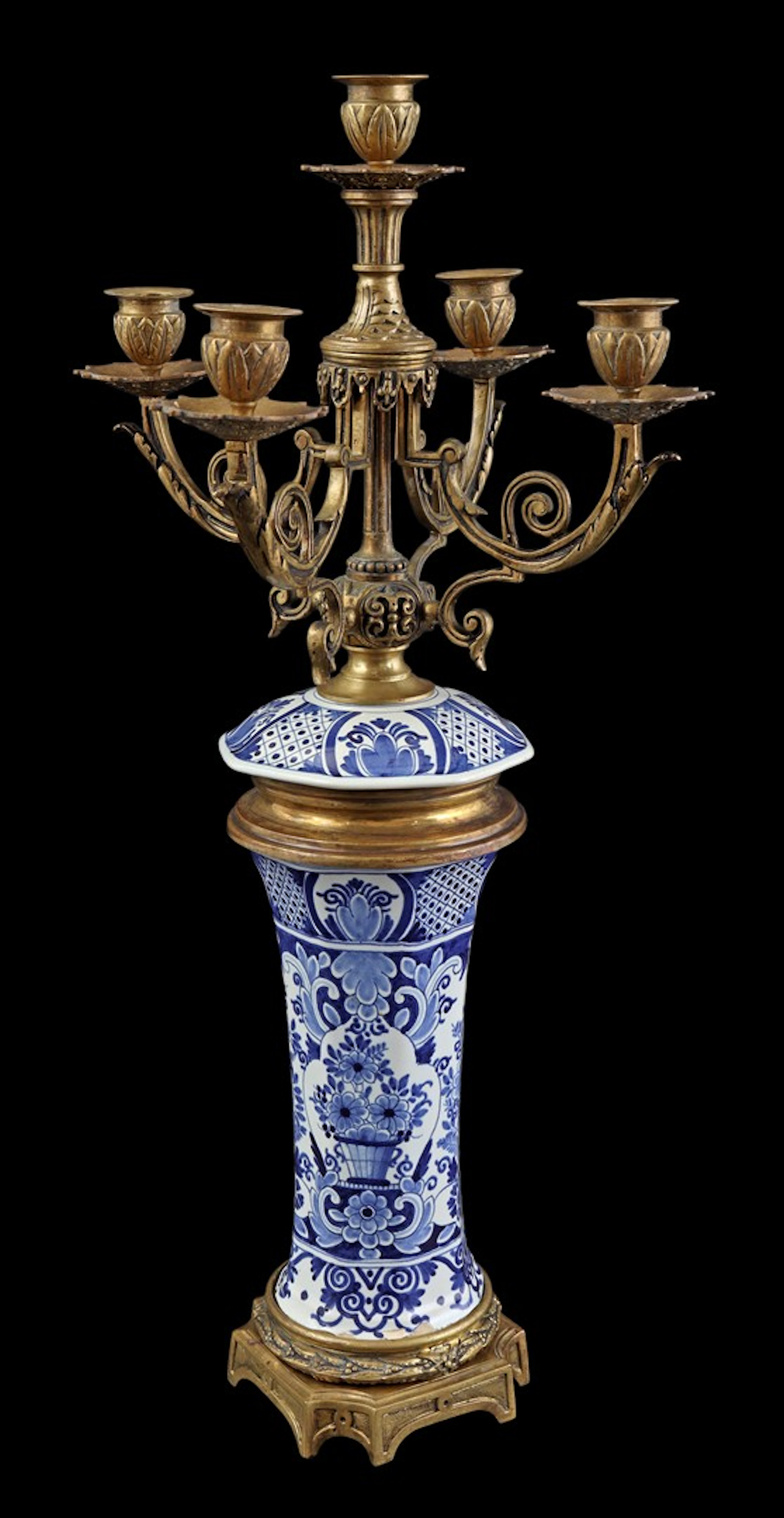 Aardewerken en messing 5-lichts kandelaar met blauw floraal decor