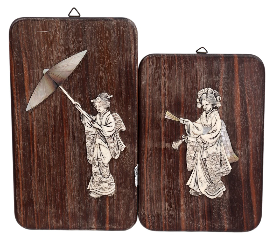 2 benen en parelmoer geisha's op teakhouten plank