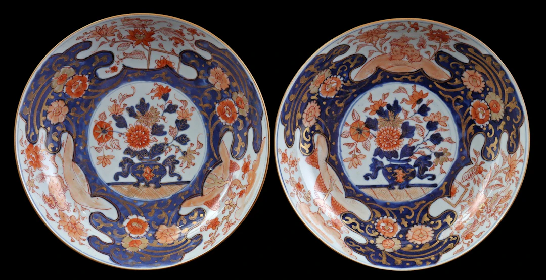 2 diepe porseleinen Imari schotels met floraal decor