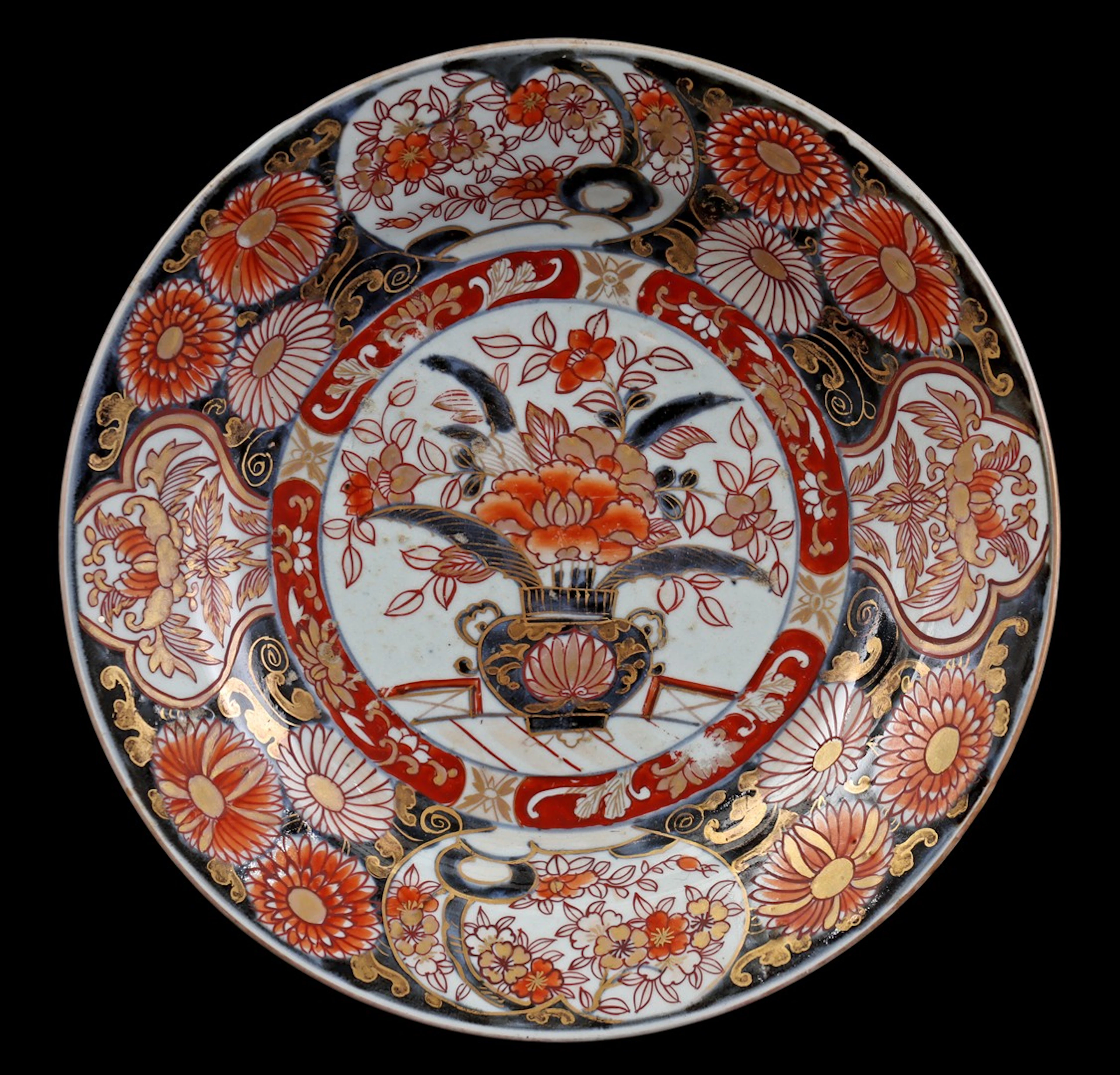 Porseleinen Imari schotel met floraal decor