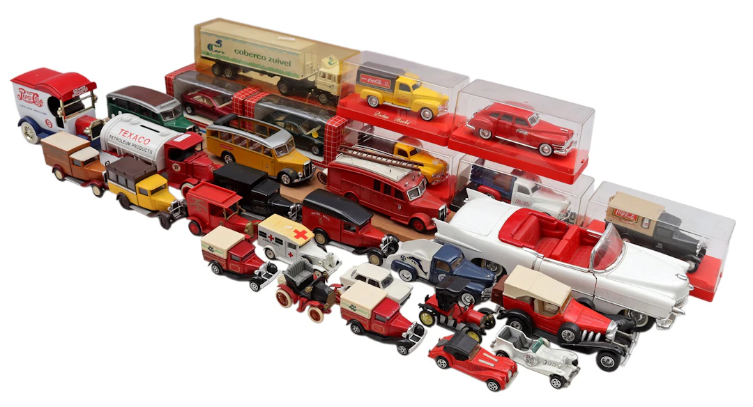 29 schaalmodellen van auto's van verschillende merken waaronder Solido