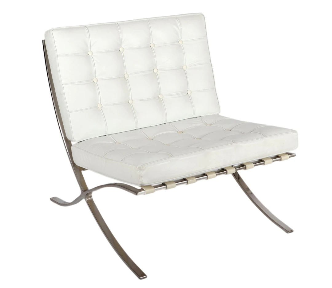 Verchroomd metalen loungestoel met wit lederen kussens in...