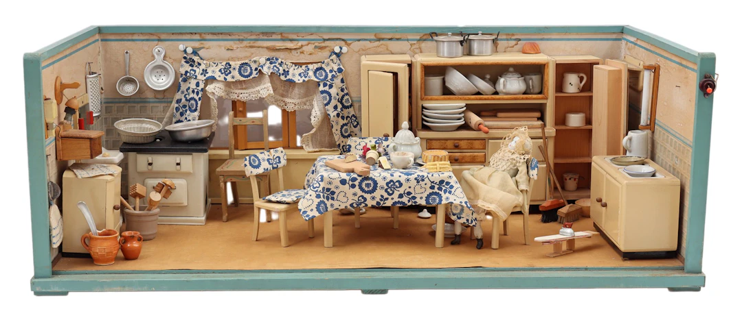 Houten open poppenhuis keuken met diverse meubels en toebehorenen