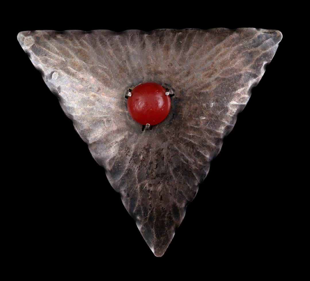 Art Deco driehoekige gehamerde broche