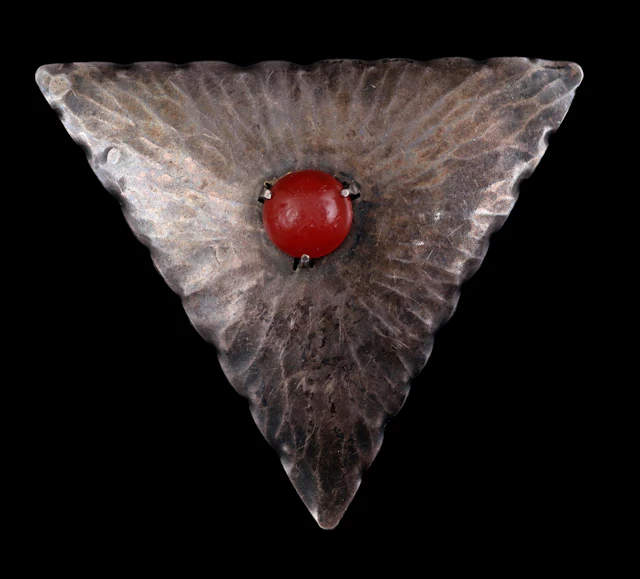 Art Deco driehoekige gehamerde broche