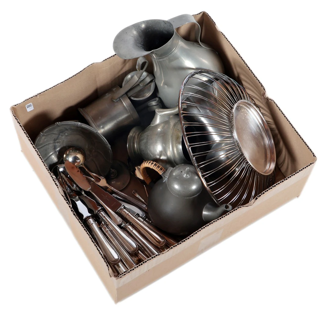 Doos divers tin