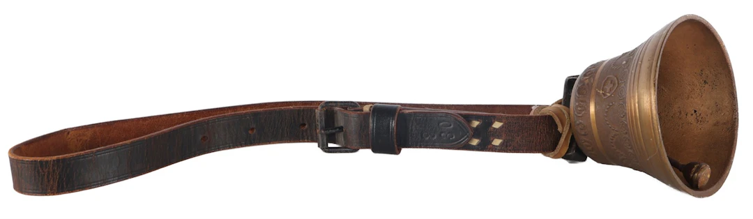 Bronzen bel aan lederen riem