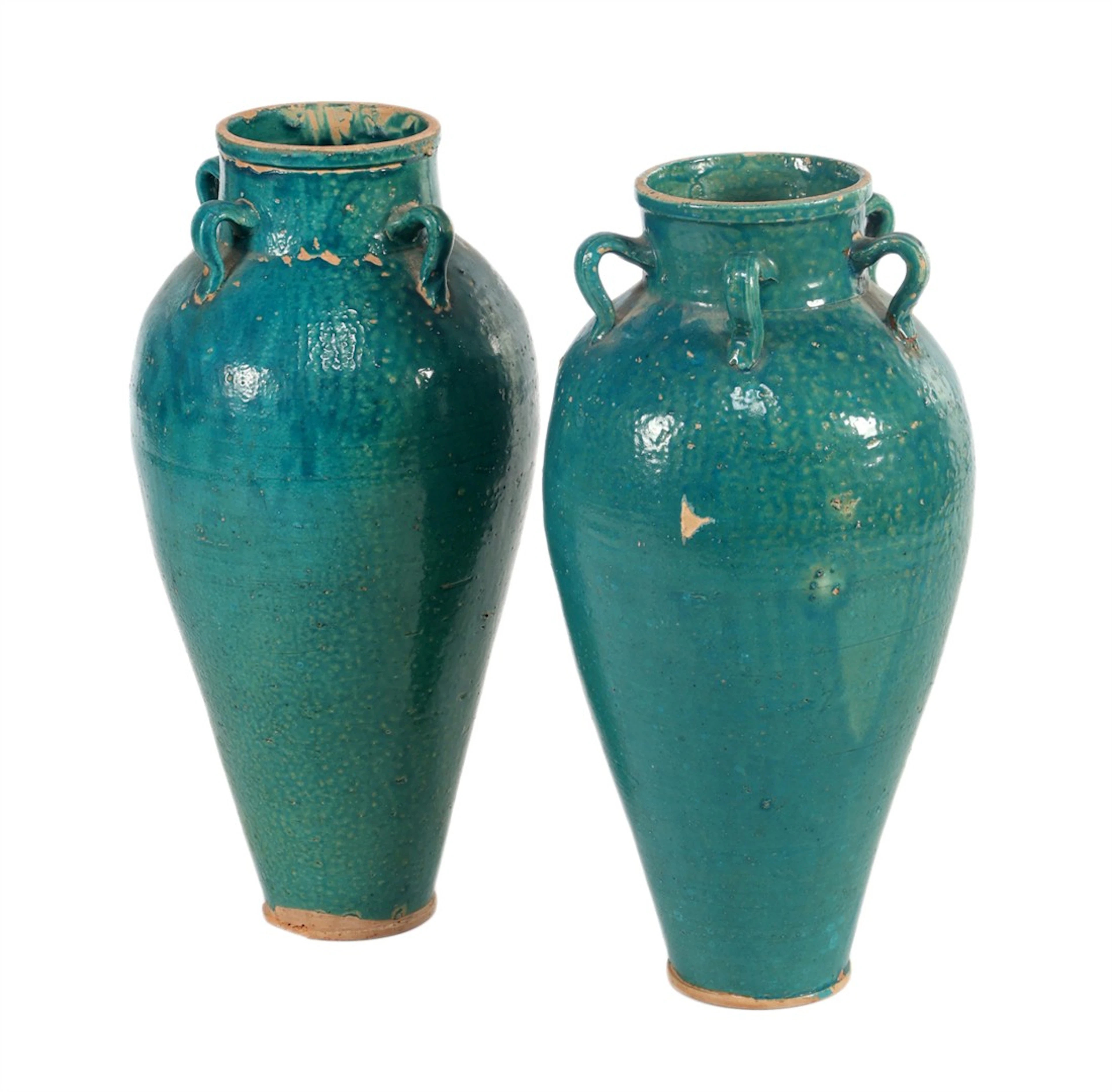 2 turquoise geglazuurde terracotta amphora potten met 4 en 5 oren
