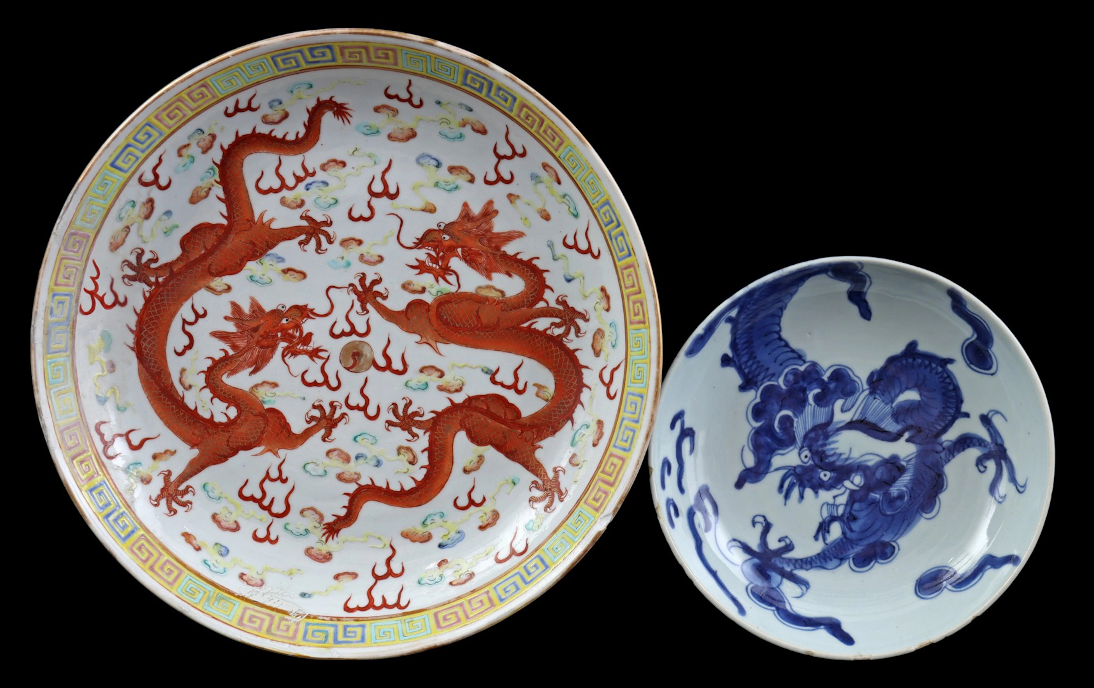 Porseleinen Famille Rose schotel met 'Dragon chasing pearl' decor