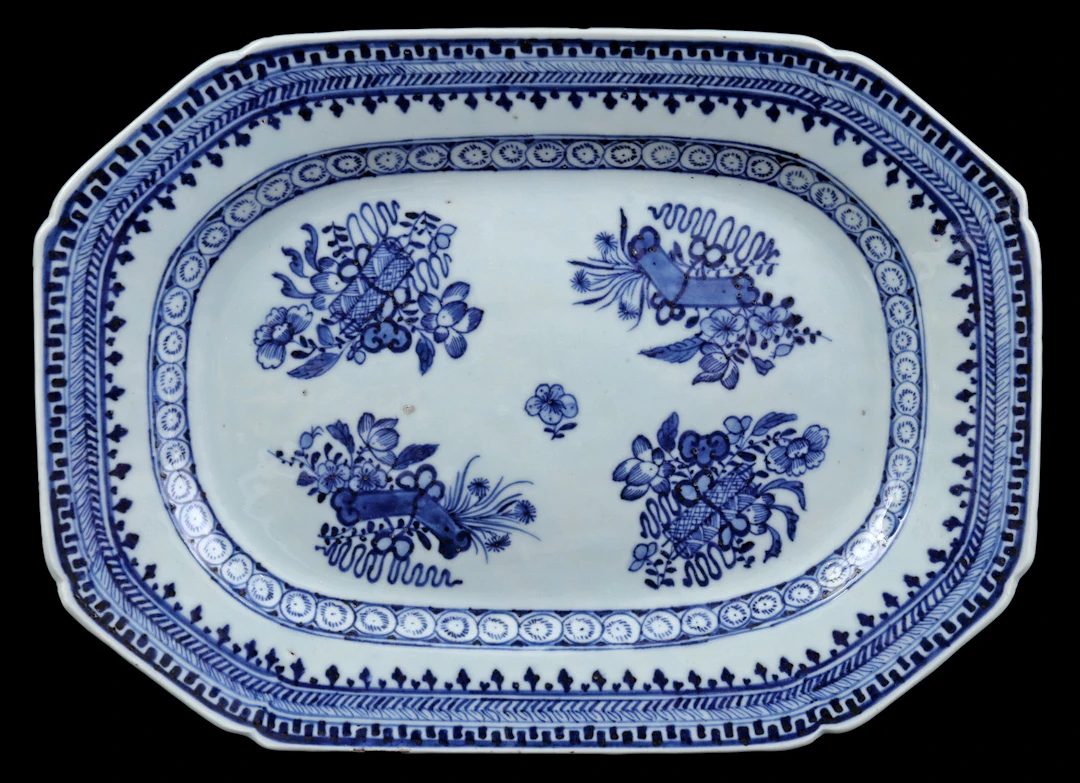 Porseleinen schaal met blauw decor van antiquiteiten