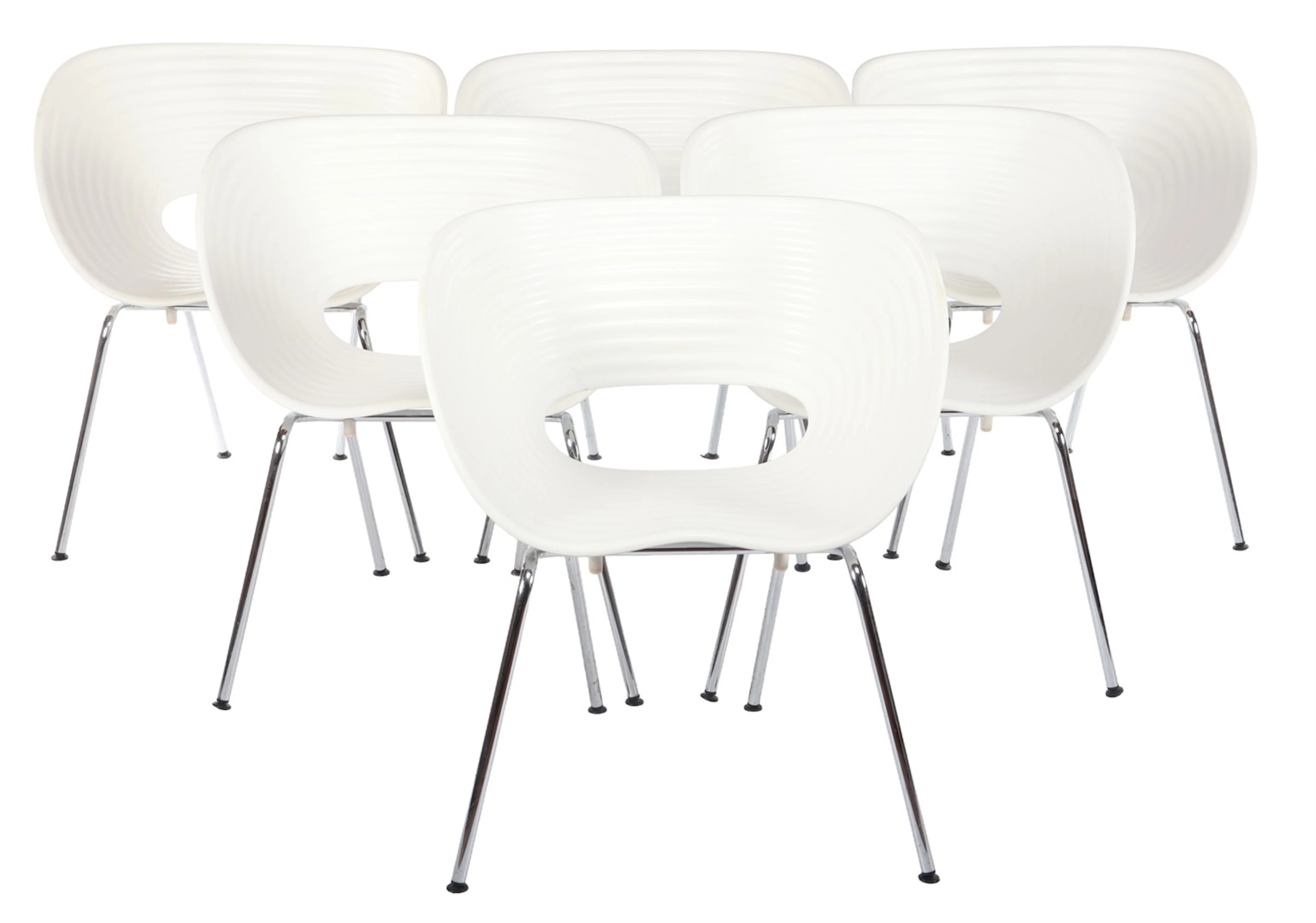 6 moderne witte kunststof kuipstoelen op verchroomd metalen onderstel