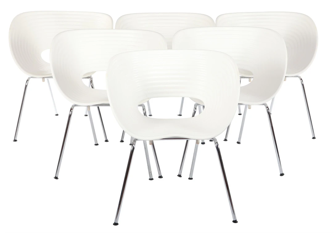 6 moderne witte kunststof kuipstoelen op verchroomd metalen onderstel