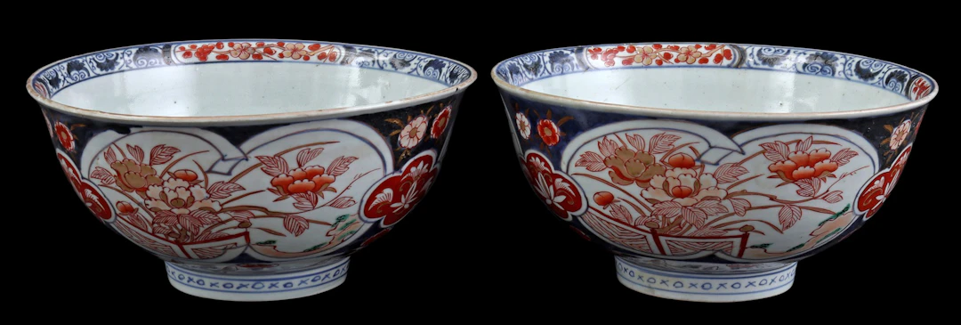2 porseleinen Verte-Imari kastkommen met floraal decor