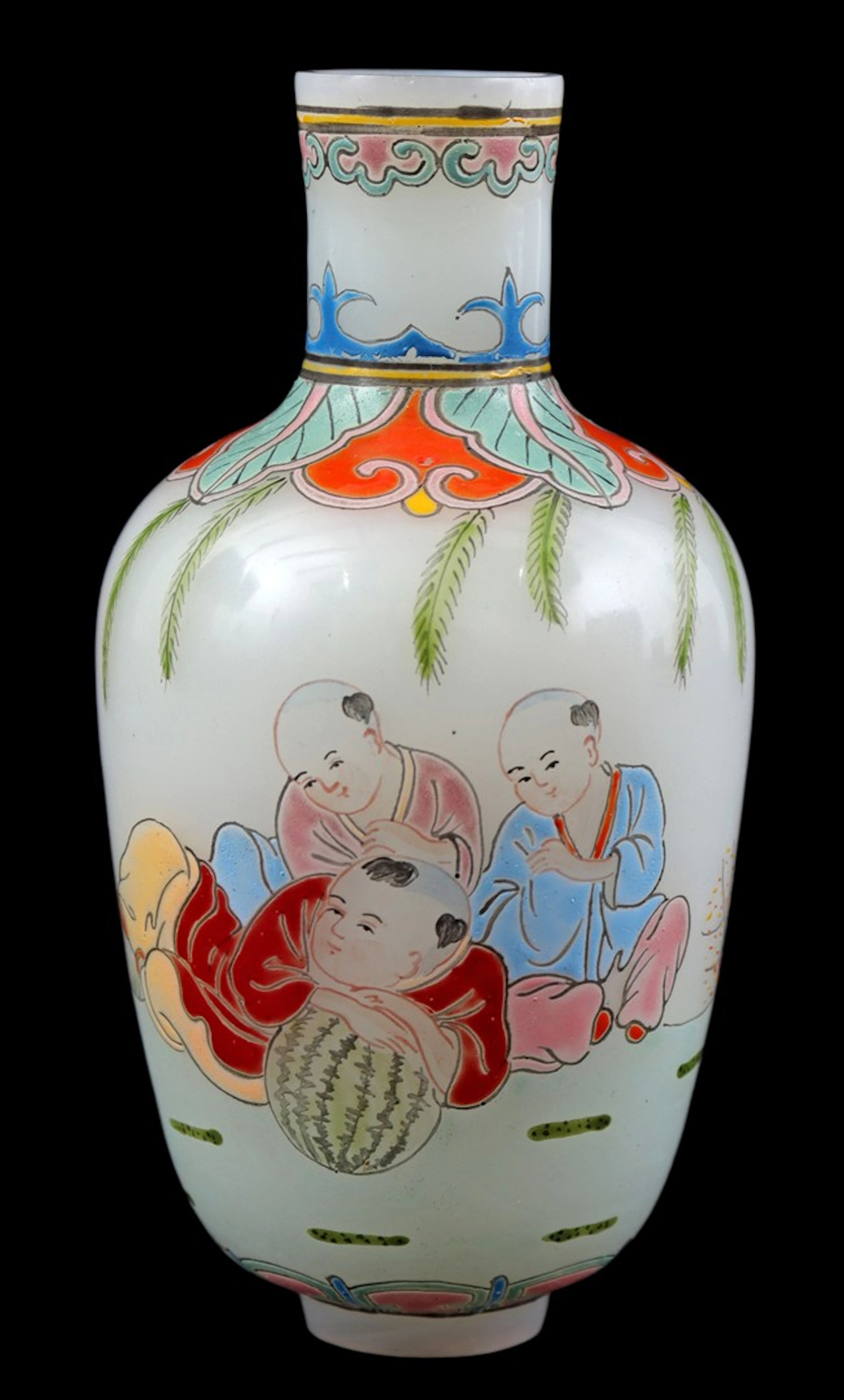 Pekingglazen snuffbottle met polychroom decor van spelende zotjes