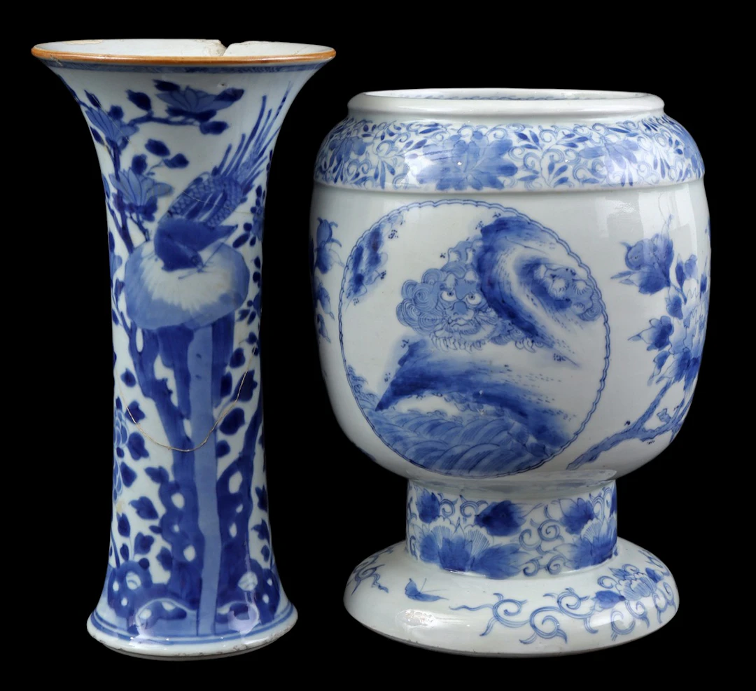 2 porseleinen vazen met blauw decor waaronder met 2 tempelleeuwen bij rots