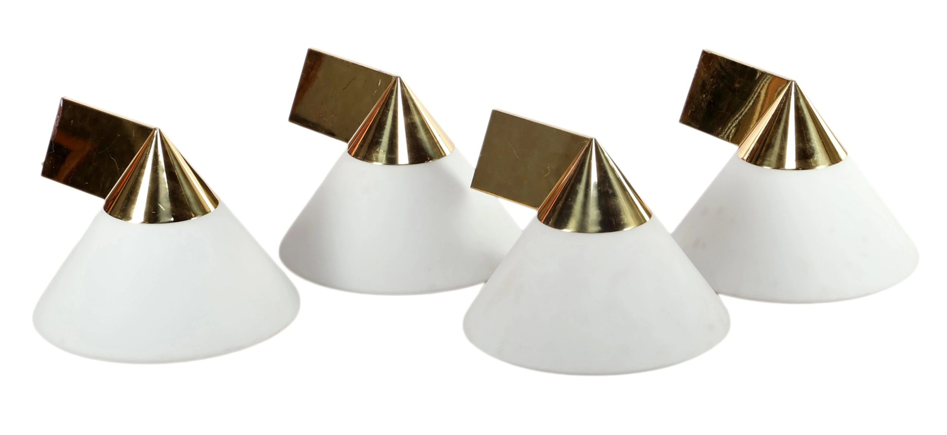 4 messing wandlampen met melkglazen kap