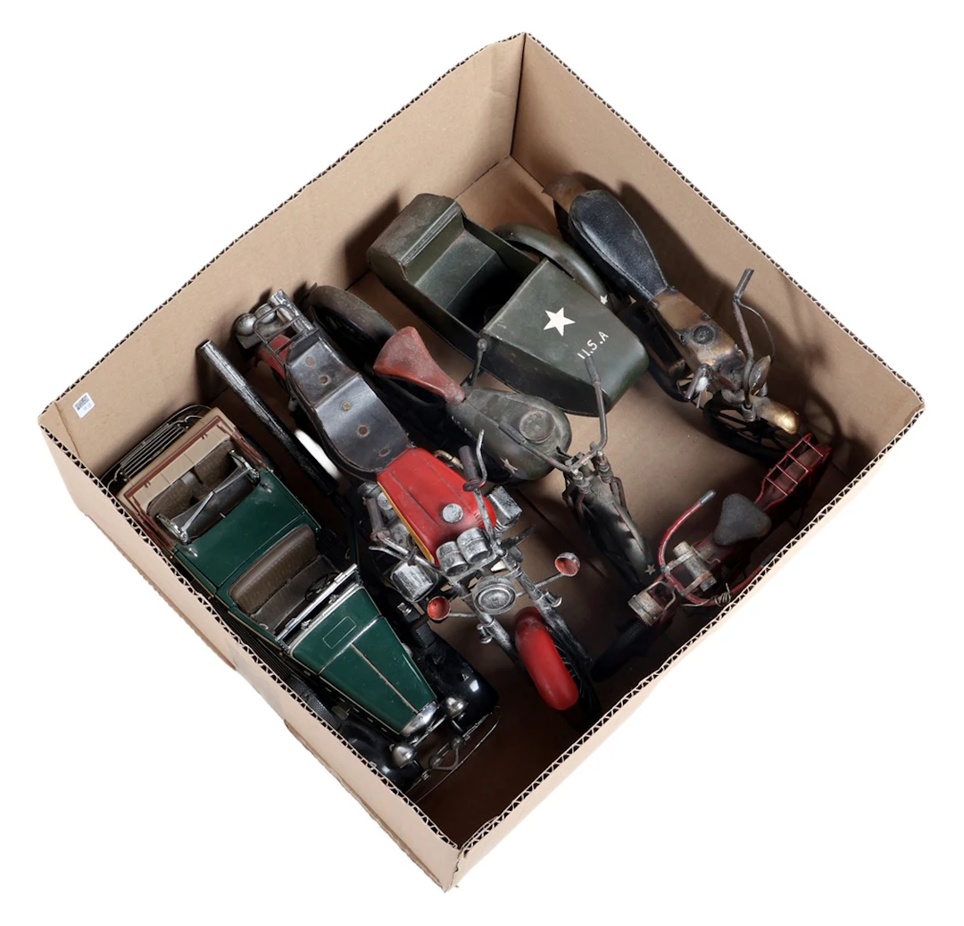 Doos schaalmodellen van 4 motorfietsen en 1 old-timer