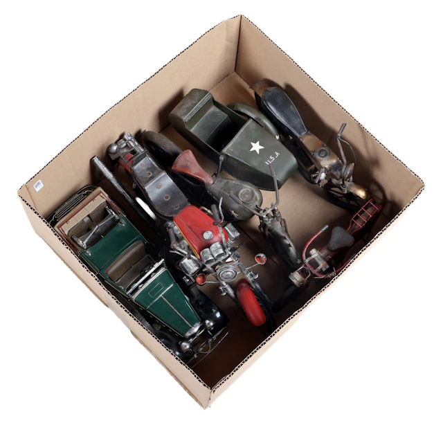 Doos schaalmodellen van 4 motorfietsen en 1 old-timer