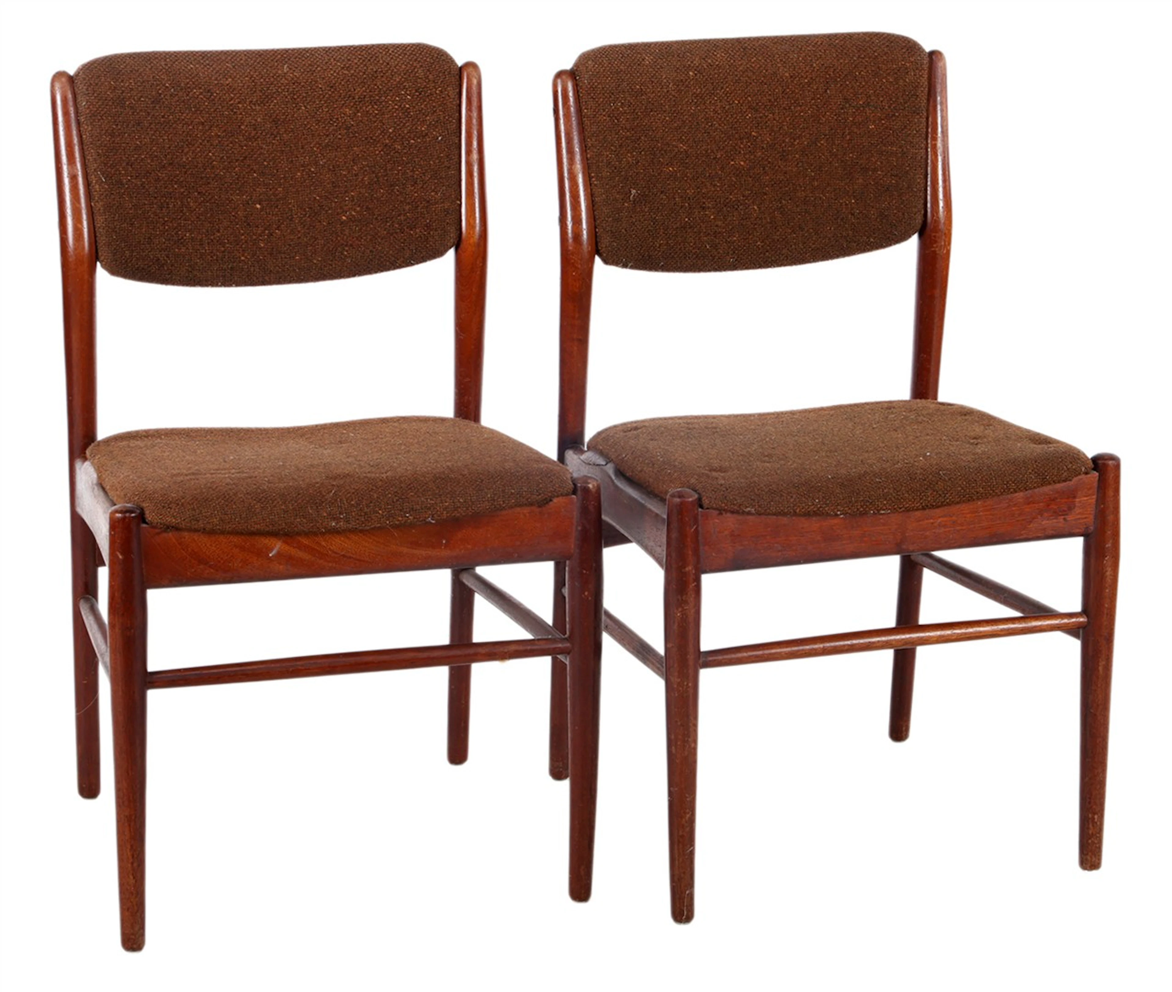 2 notenfineer eetkamerstoelen met bruine stoffering
