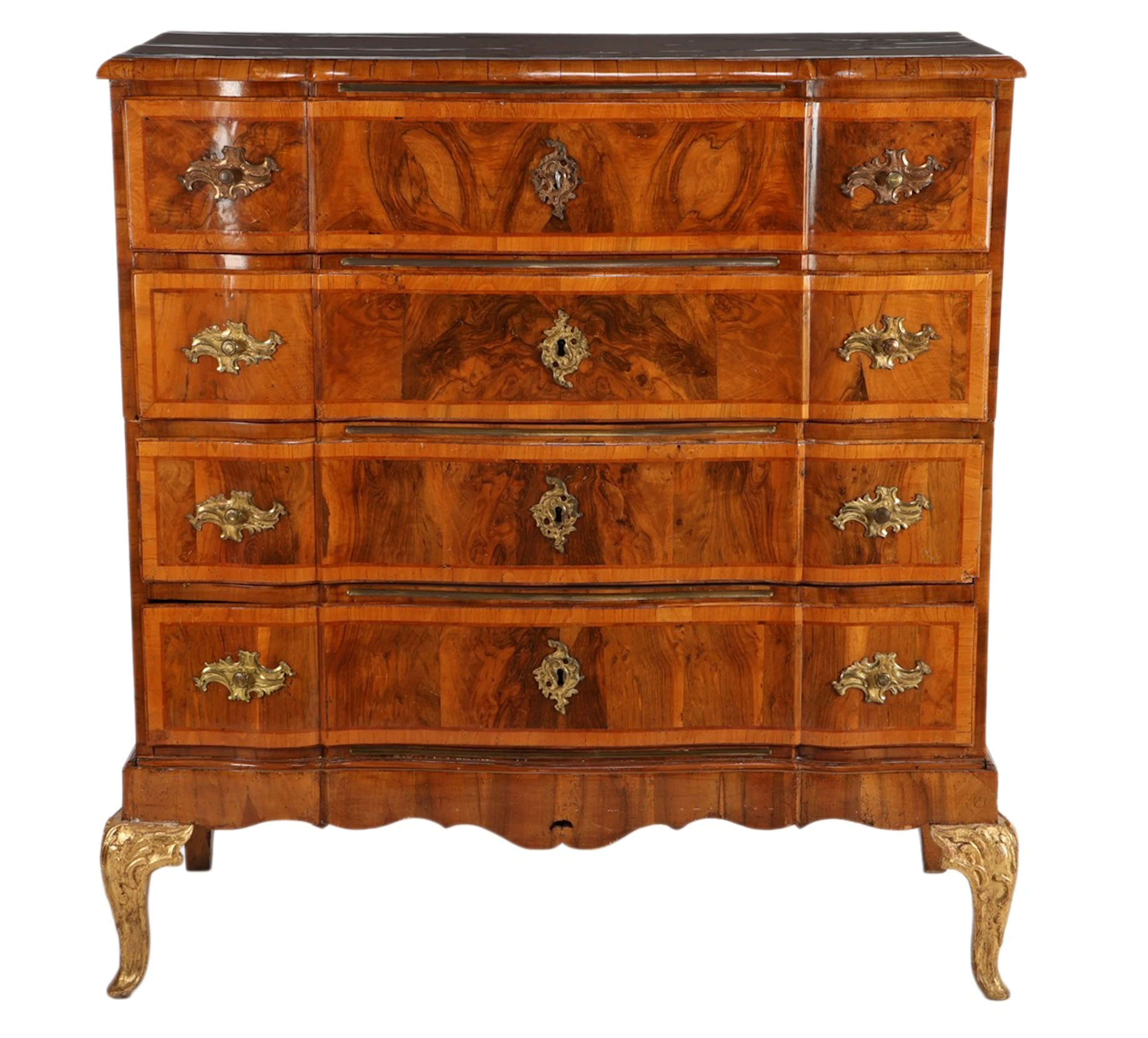 Rococo 3-delige notenfineer op eiken commode met gecontourneerd blad