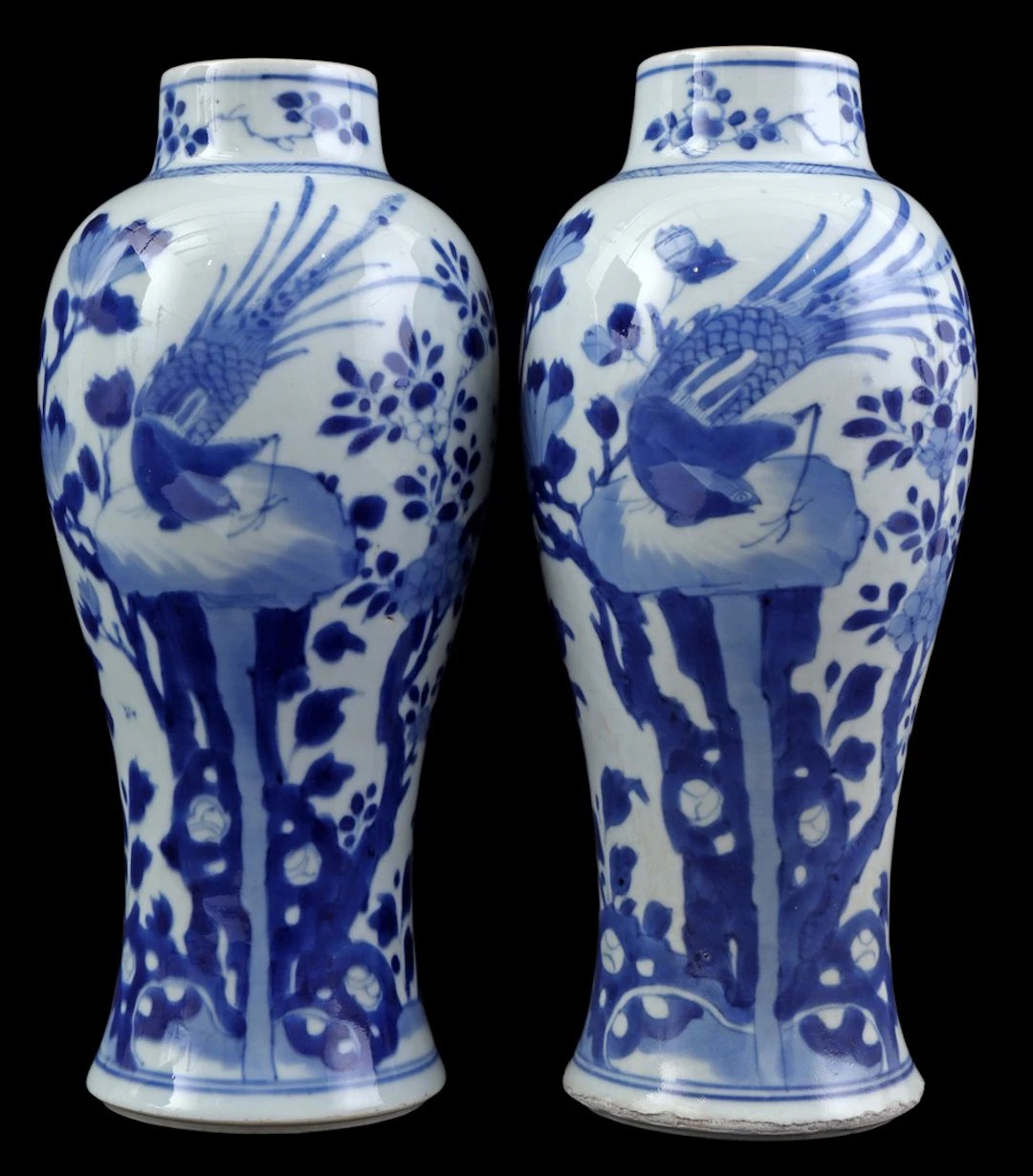 2 porseleinen vazen met blauw vogel op rots decor