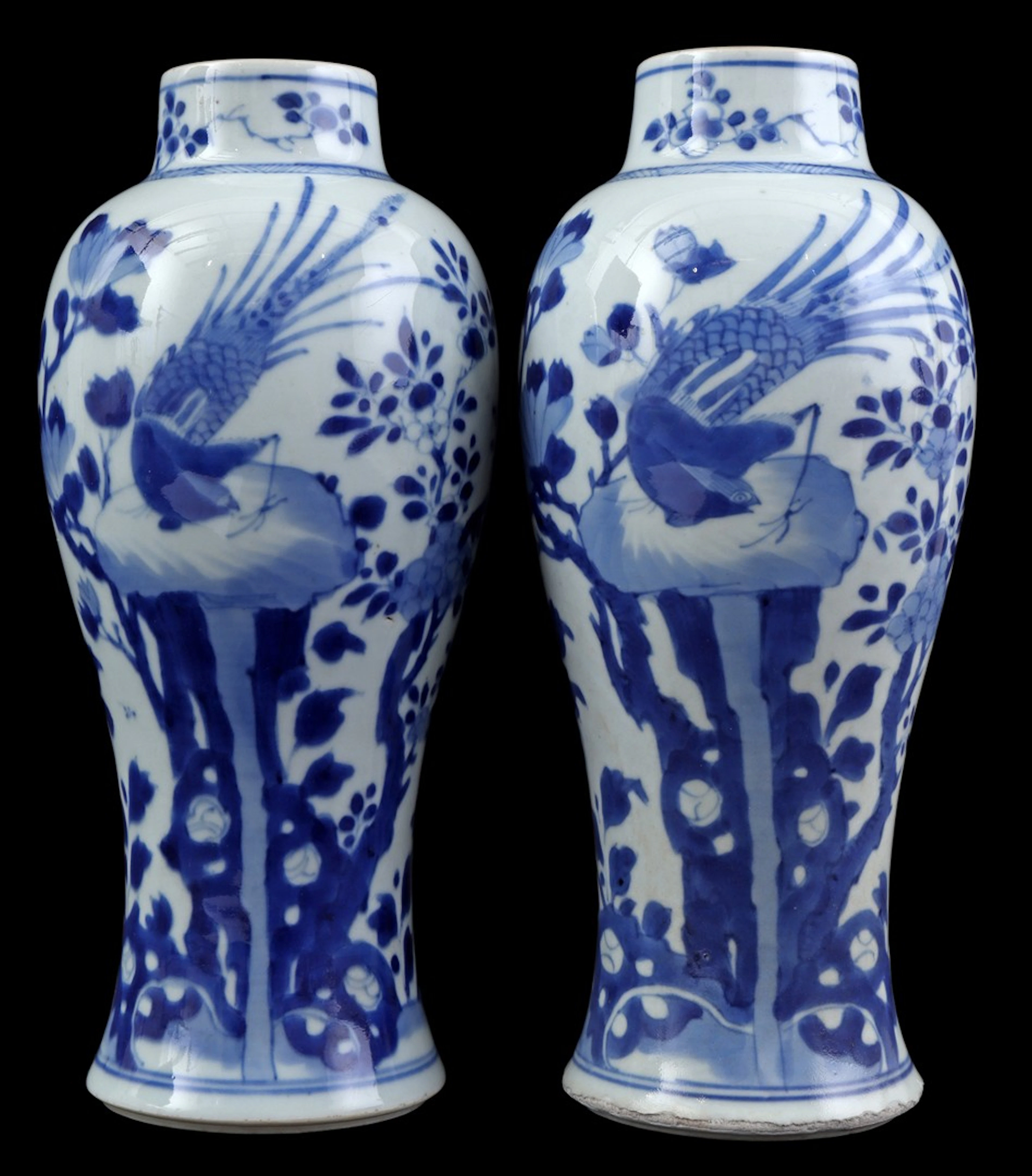 2 porseleinen vazen met blauw vogel op rots decor