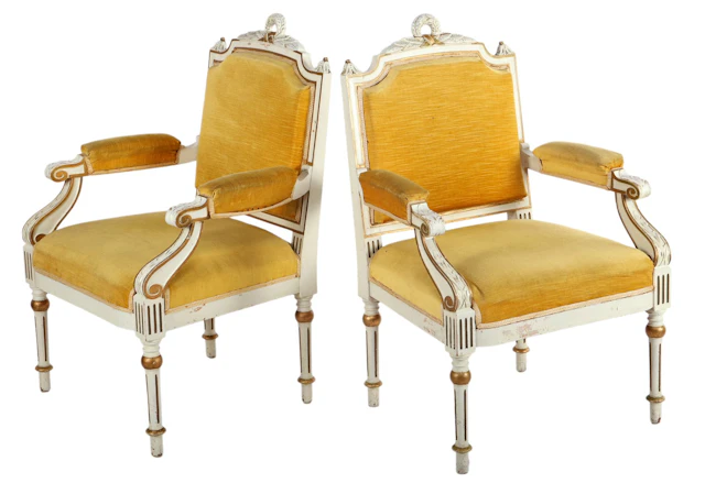 2 witgelakte armstoelen met goudkleurige accenten en goudkleurige stoffering