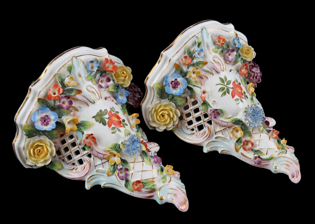 2 porseleinen wandconsoles met bloemetjes