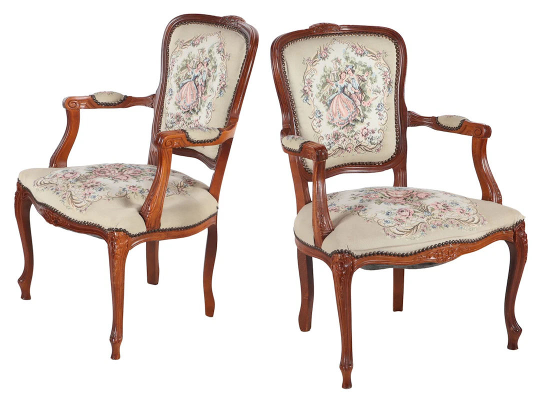 2 notenkleur armstoelen met geborduurde rug en zitting