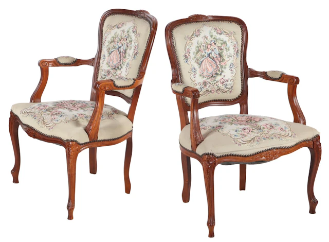 2 notenkleur armstoelen met geborduurde rug en zitting