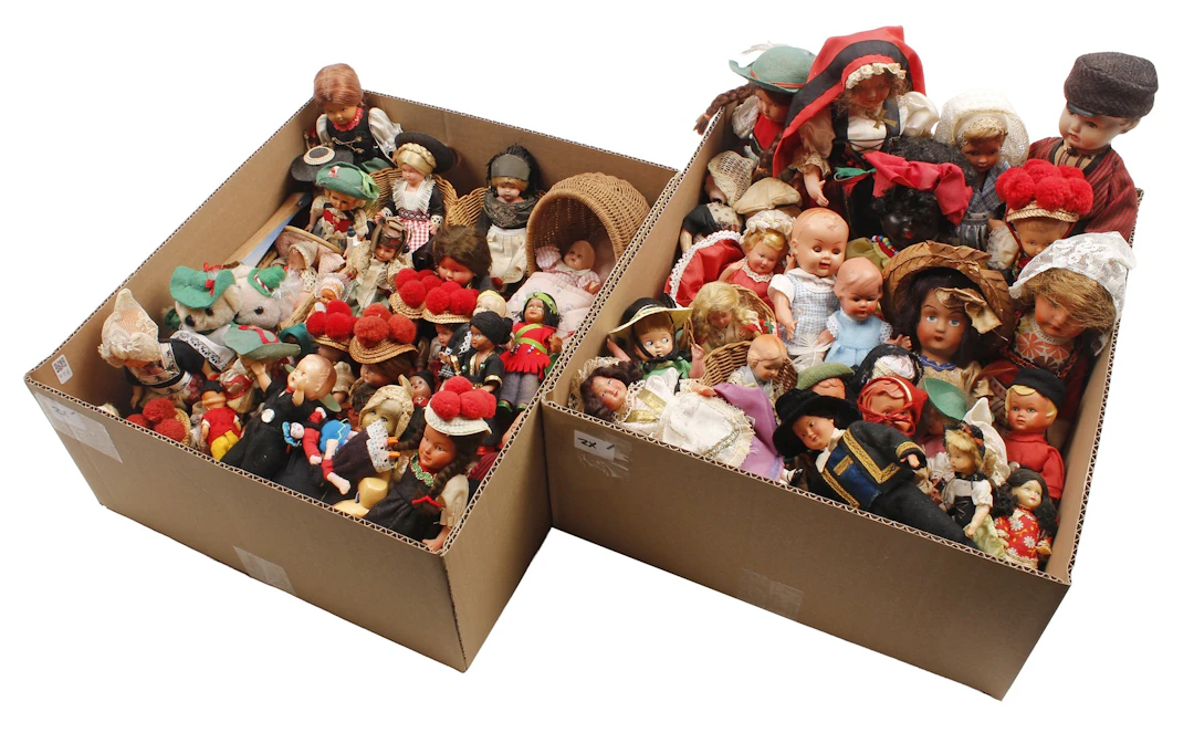 2 dozen met diverse poppen en knuffels in verschillende traditionele dracht