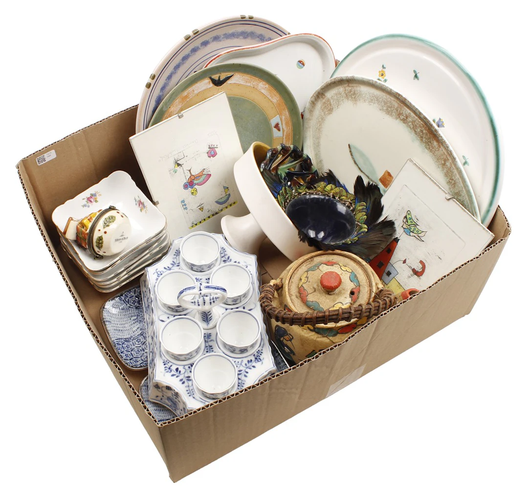 Doos divers waaronder keramiek en wanddecoraties