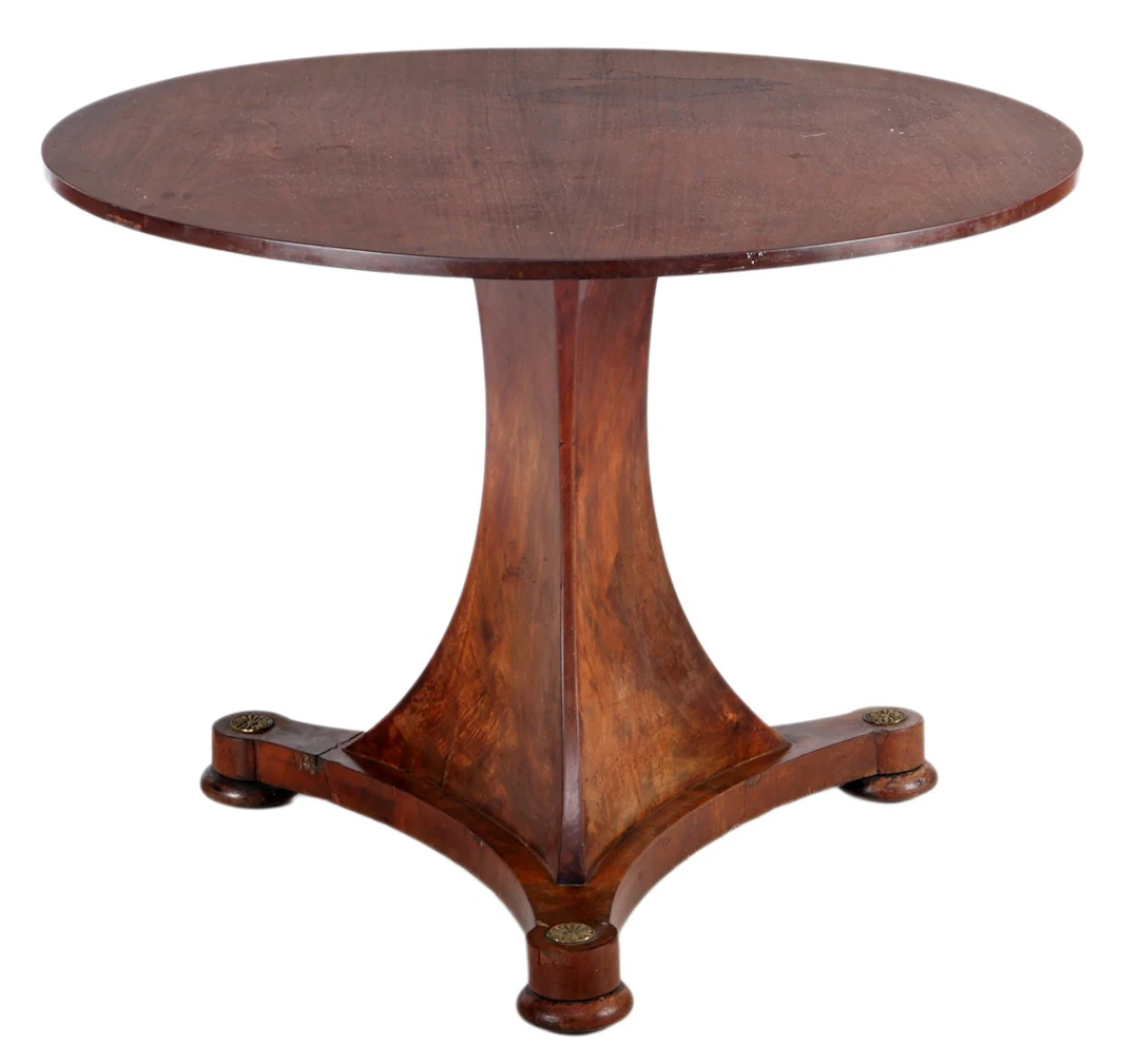Mahoniefineer tafel op kolompoot