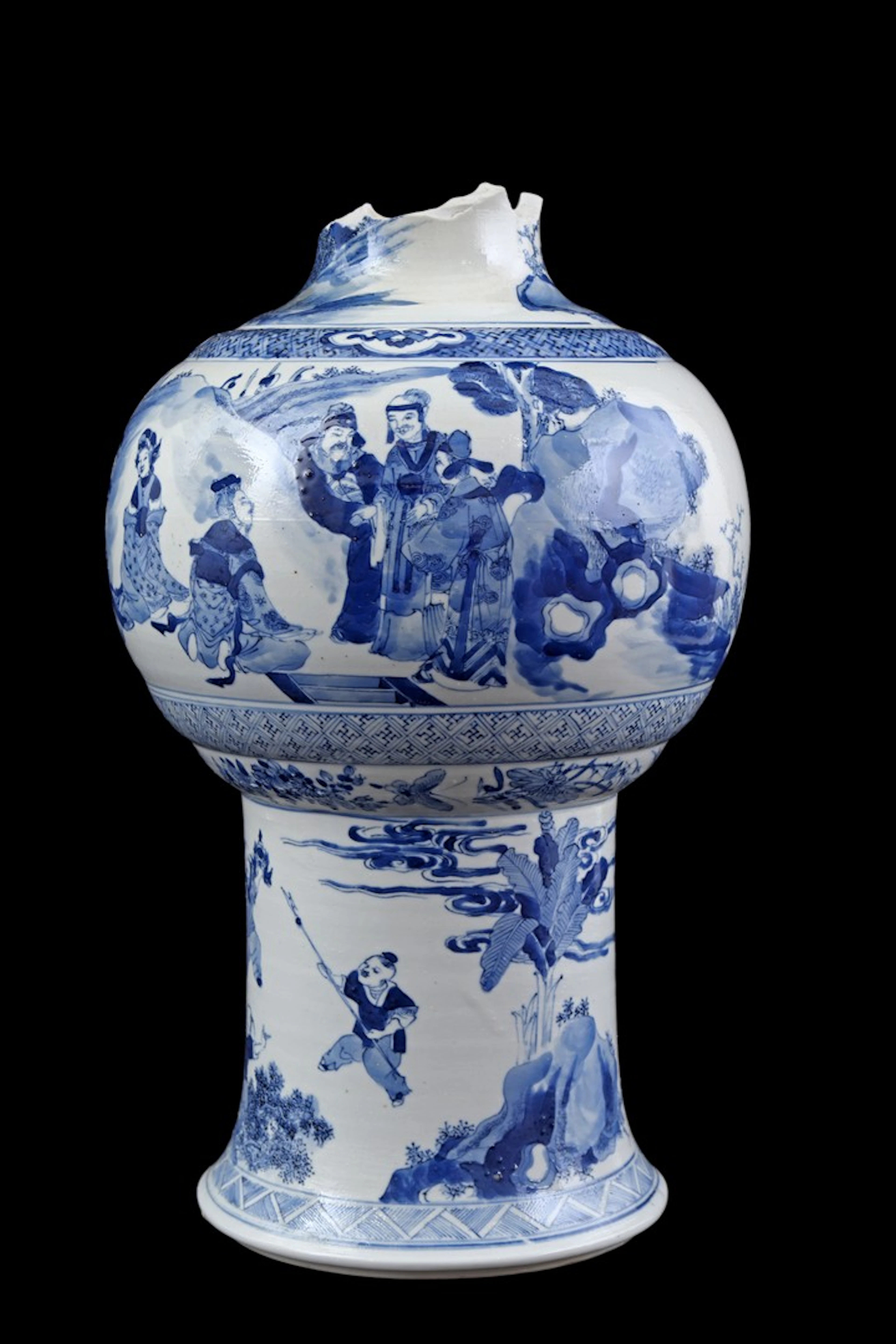 Porseleinen vaas met blauw decor van lange lijzen bij...