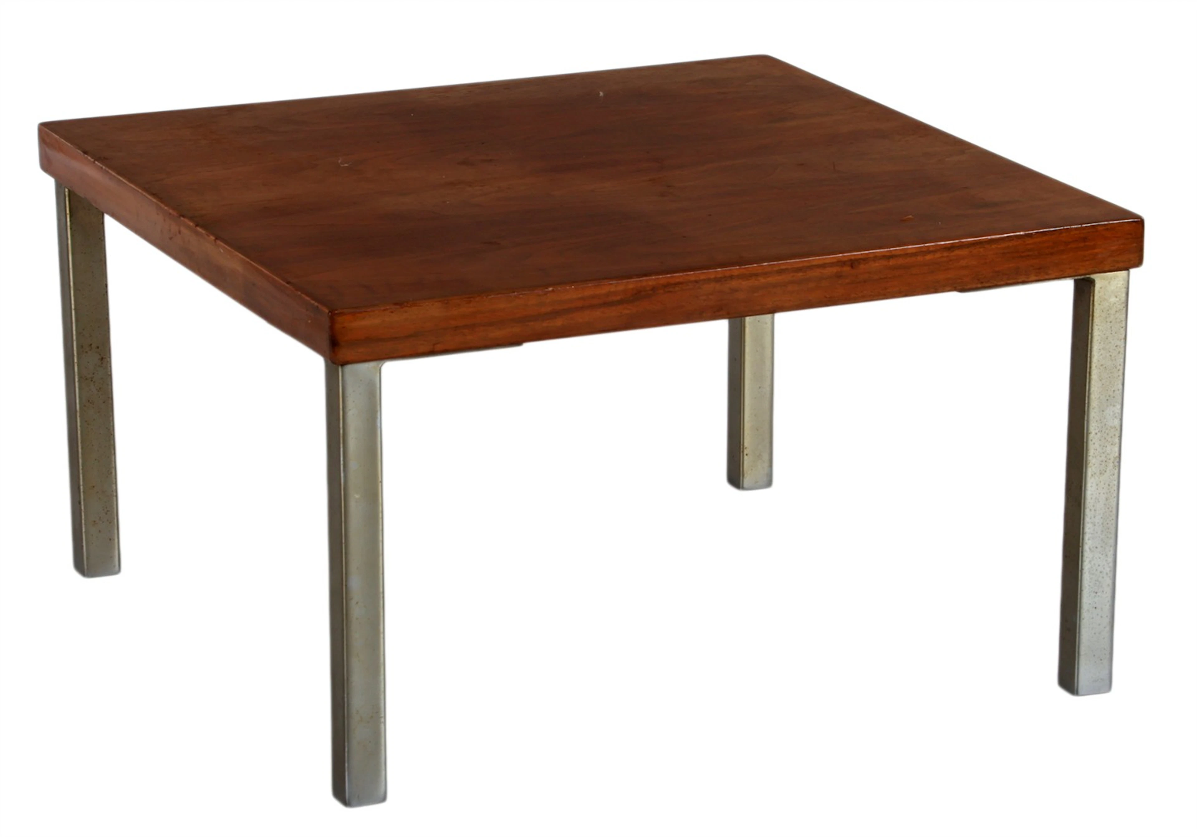 Vierkante salontafel met teakhouten blad rustend op staand op metalen poten
